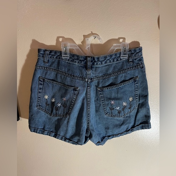 XHILARATION Women Medium Wash Jeans Shorts Size 13 100% Cotton Waist 32 pockets - Picture 9 of 16